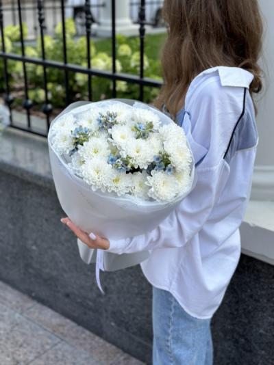 Букет хризантем и яркой незабудки