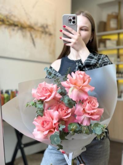 Букет из 5 “ВАУ” роз и эвкалипта