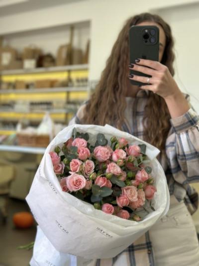 Сочетание кустовой розы с эвкалиптом