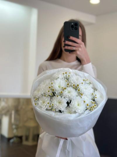 Букет хризантем с ромашкой