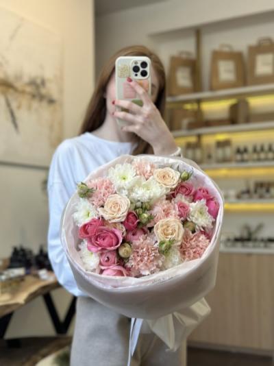 Букет в розовых оттенках с кустовыми розами