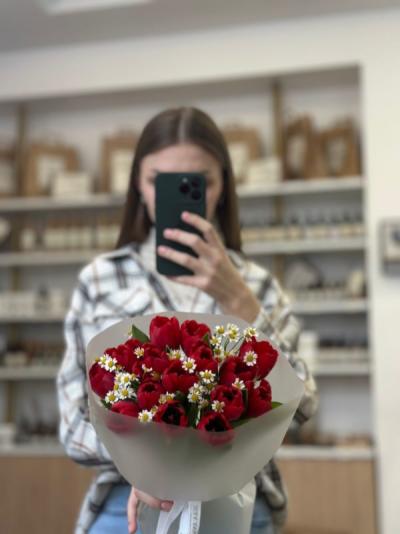 Букет тюльпанов в сочетании с ромашками