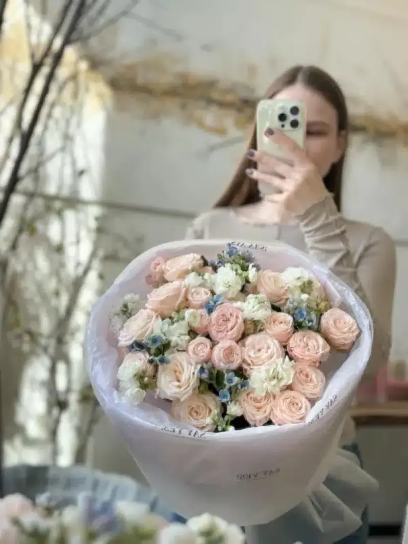 Нежный букет пионовидных роз и незабудок