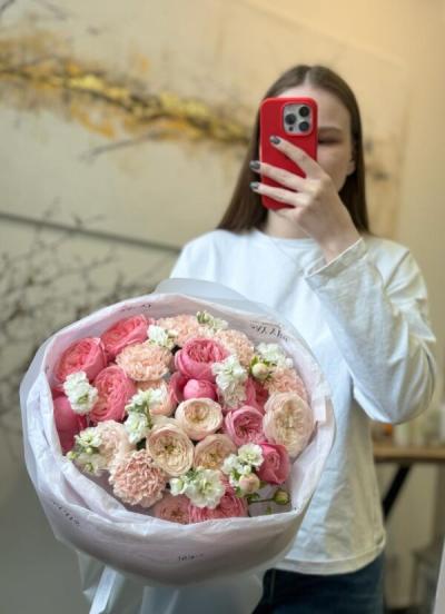 Букет с ароматной маттиолой и кустовыми пионовидными розами
