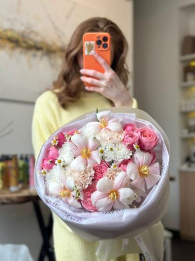 Нежный букет с акцентом на тюльпаны Нежный букет с акцентом на тюльпаны