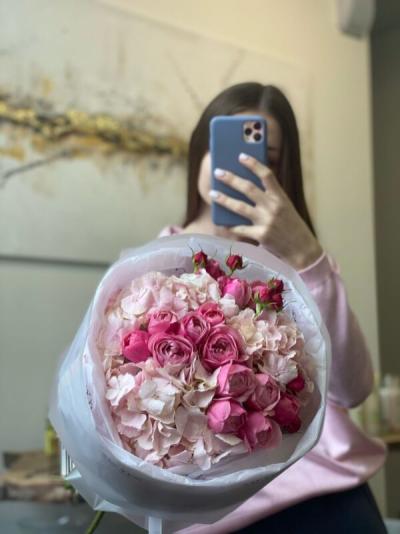 Нежный букет с гортензиями и кустовой пионовидной розой