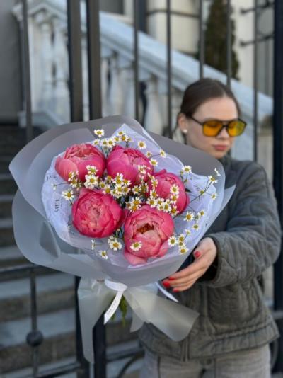 Букет пионов в сочетании с ромашкой