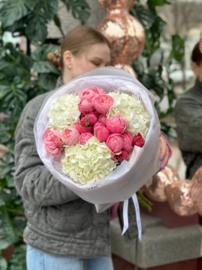 Букет с белоснежными гортензиями и кустовой розой Сильва