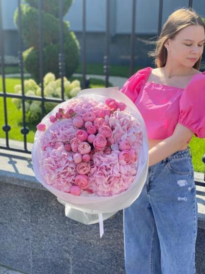 Розовый гранд букет с гортензиями и кустовой розой Сильва