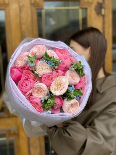 Букет с пионовидными розами и акцентной незабудкой