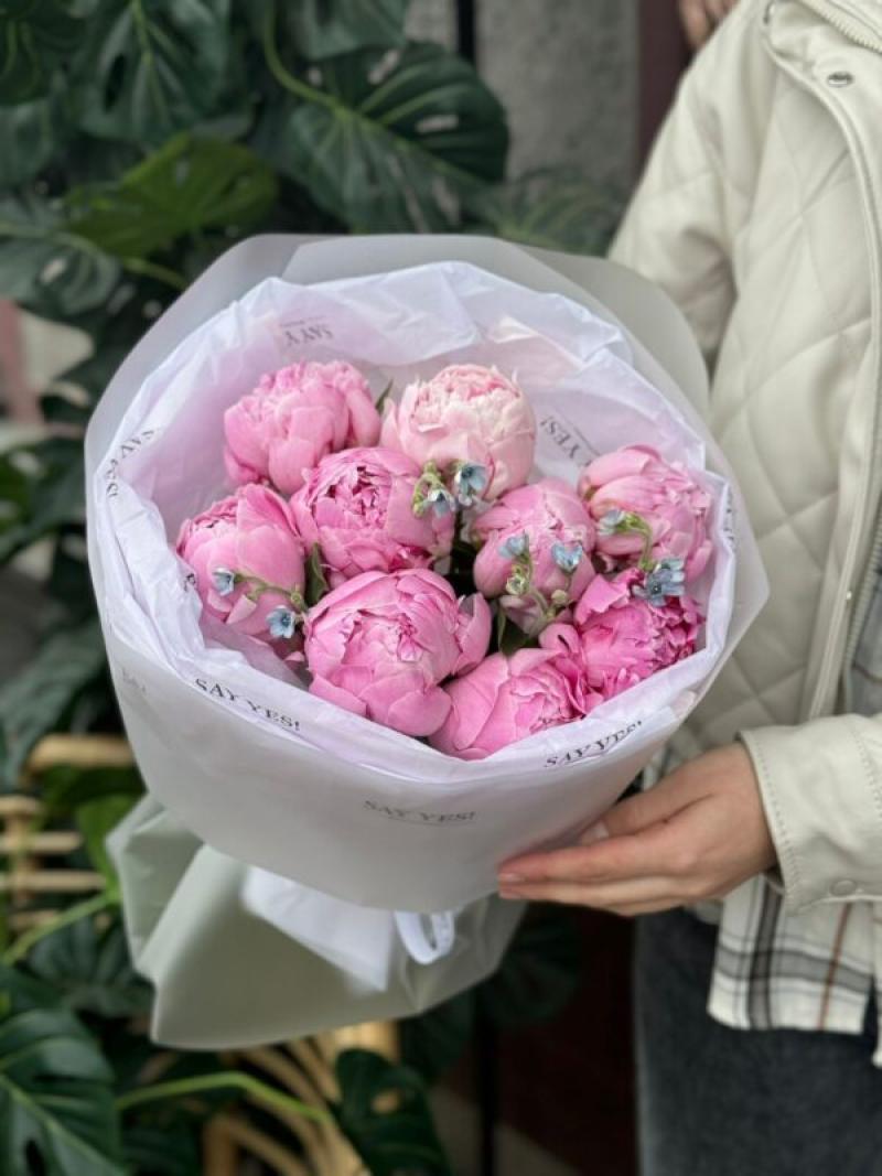 Букет из нежно-розовых пионов и незабудки