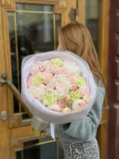 Букет с ароматными пионами, лаймовыми диантусами и кустовой розой